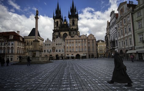 25 tisíc křížů na Staroměstském náměstí za oběti pandemie. Před rokem zemřel první člověk na covid 