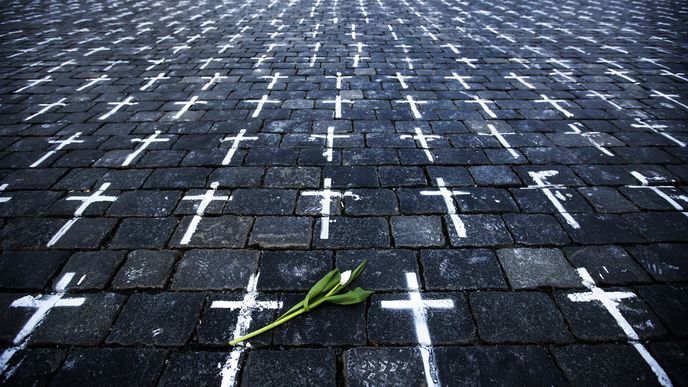 25 tisíc křížů na Staroměstském náměstí za oběti pandemie. Před rokem zemřel první člověk na covid