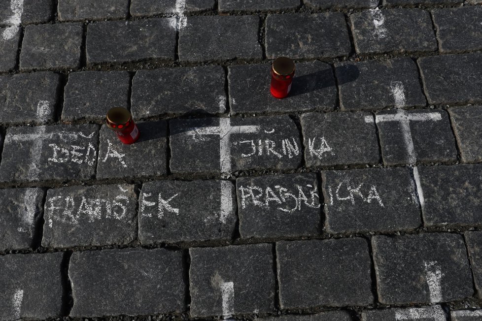 Na Staroměstské náměstí chodí lidé vzpomínat na své blízké, které ztratili kvůli nemoci covid-19.