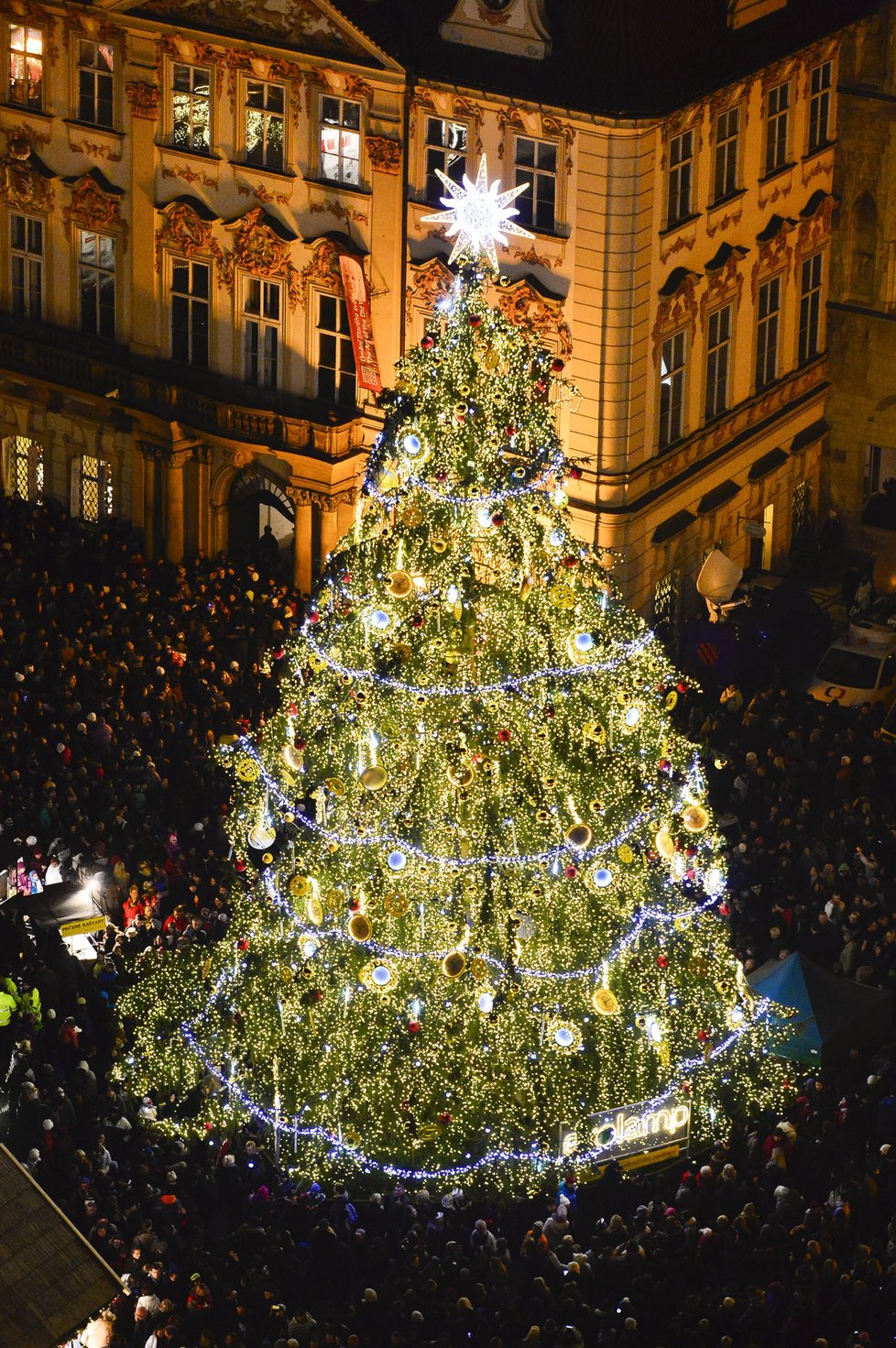 Vánoční strom v Praze slavnostně rozsvítila Libuše Šafránková (60).