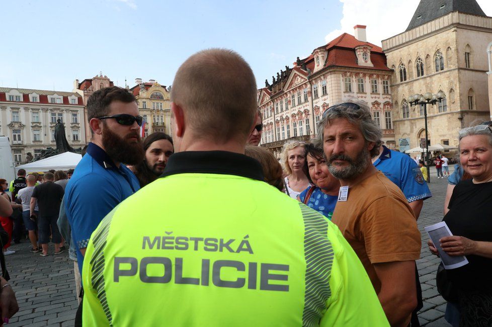 Na náměstí se sešli příznivci obnovy mariánského sloupu i několik odpůrců. Došlo ke krátké potyčce mezi strážníky a zúčastněnými.