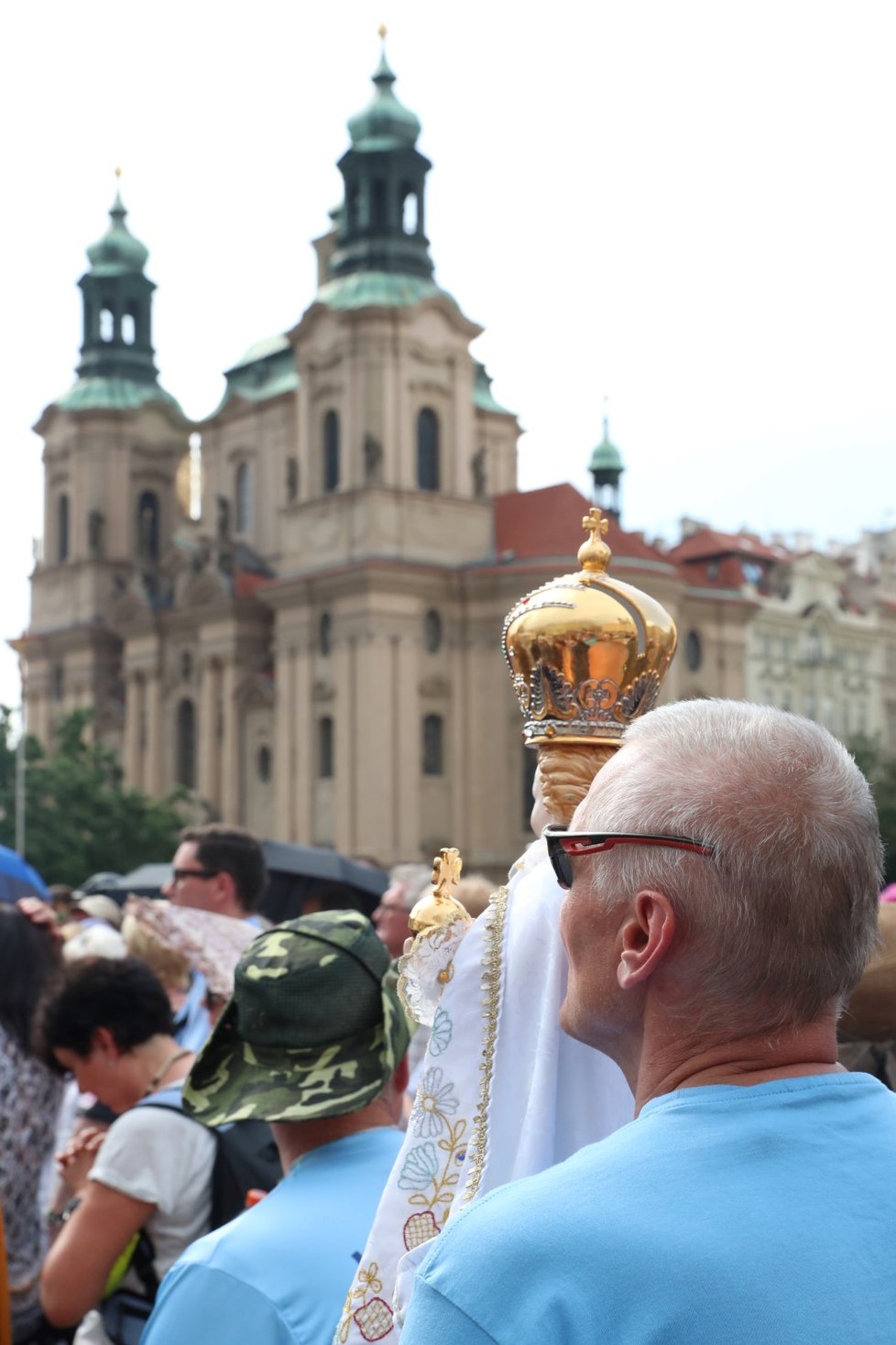 Na náměstí se sešli příznivci obnovy mariánského sloupu i několik odpůrců. Došlo ke krátké potyčce mezi strážníky a zúčastněnými.