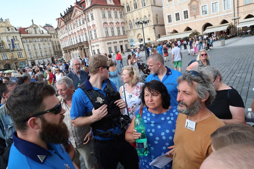 Sochař Váňa se sloup pokusil postavit na náměstí už v červnu 2019, tehdy ale neměl potřebná povolení.