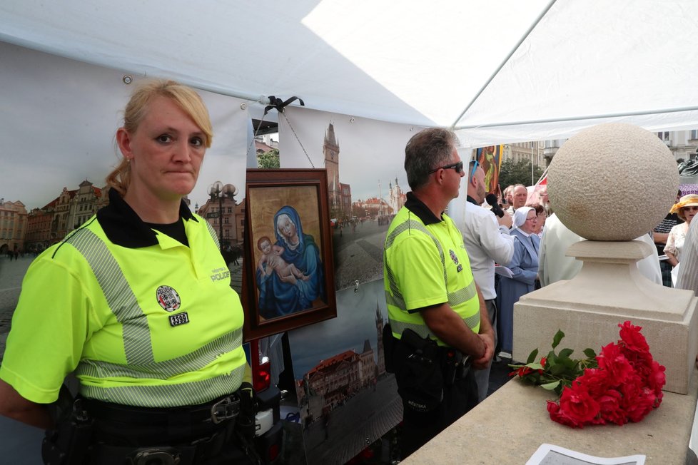 Na náměstí se sešli příznivci obnovy mariánského sloupu i několik odpůrců. Došlo ke krátké potyčce mezi strážníky a zúčastněnými.