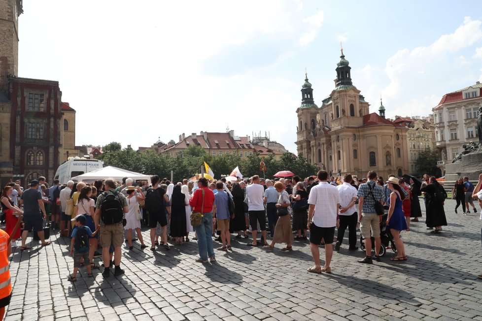 Na náměstí se sešli příznivci obnovy Mariánského sloupu i několik odpůrců. Došlo ke krátké potyčce mezi strážníky a zúčastněnými.