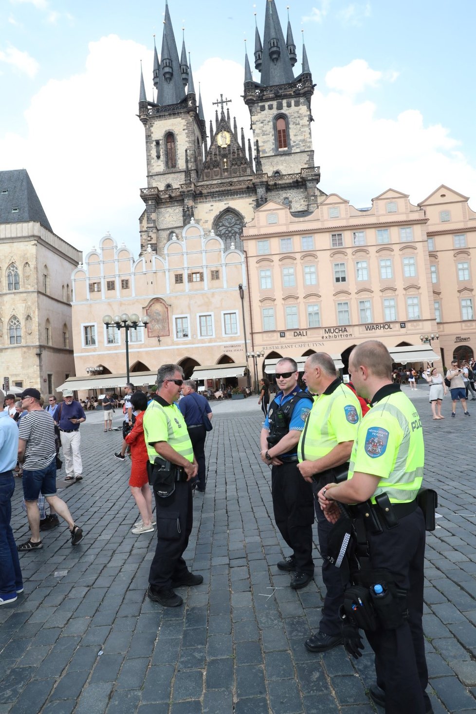 Na náměstí se sešli příznivci obnovy Mariánského sloupu i několik odpůrců. Došlo ke krátké potyčce mezi strážníky a zúčastněnými.