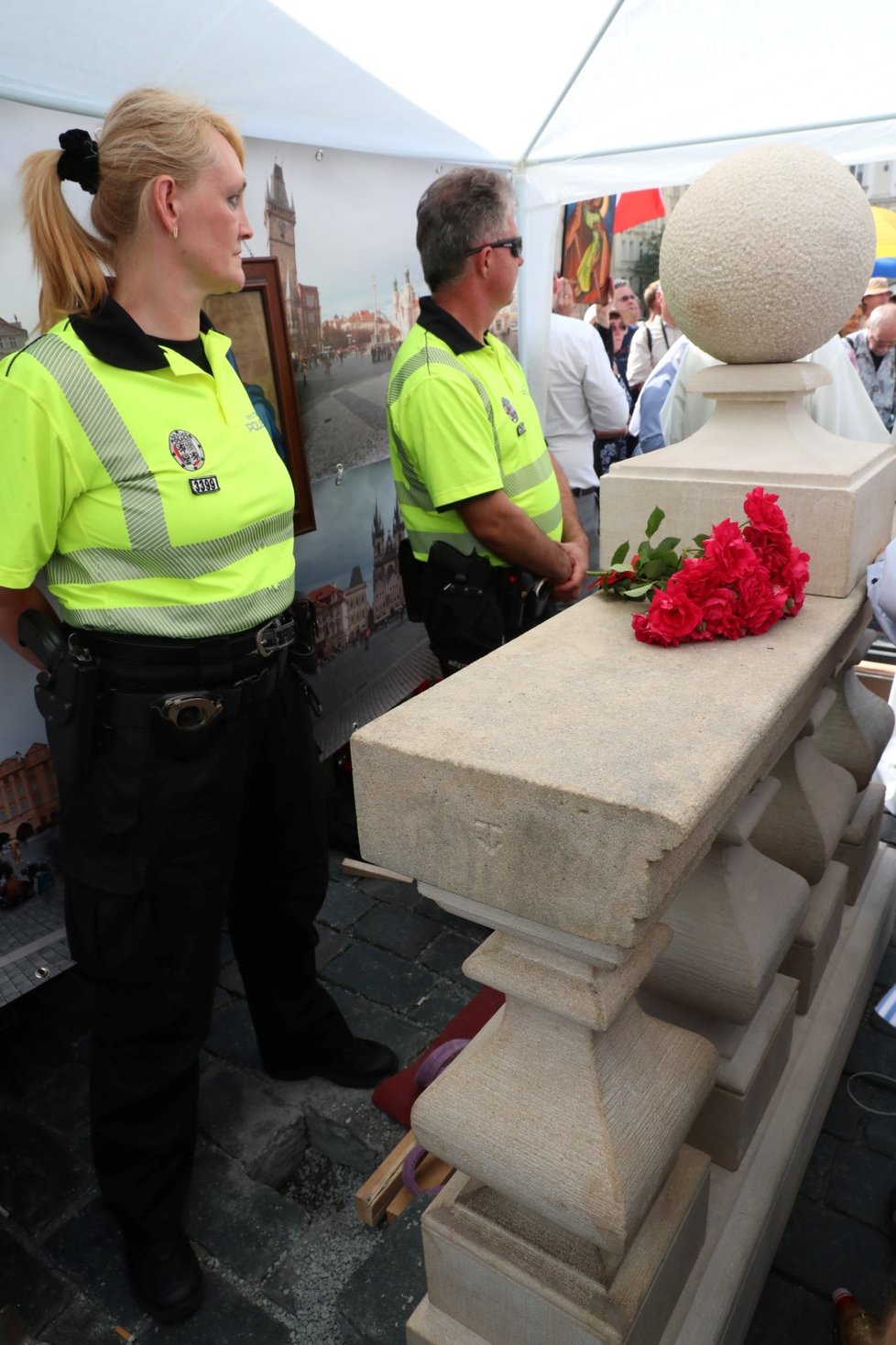 Na náměstí se sešli příznivci obnovy Mariánského sloupu i několik odpůrců. Došlo ke krátké potyčce mezi strážníky a zúčastněnými.