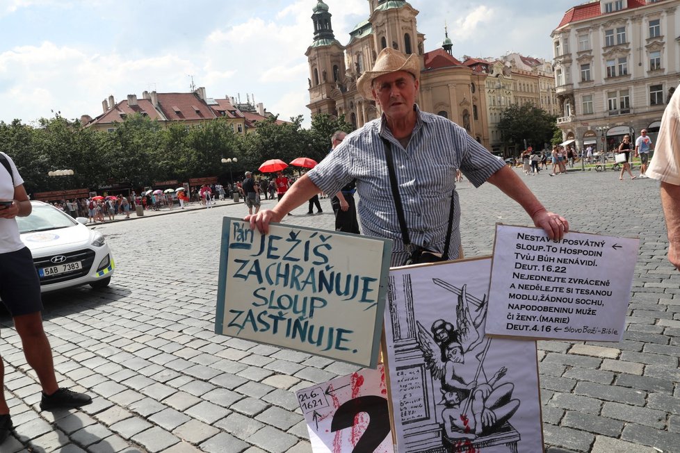 Sochař Váňa se sloup pokusil postavit na náměstí už v červnu 2019, tehdy ale neměl potřebná povolení.