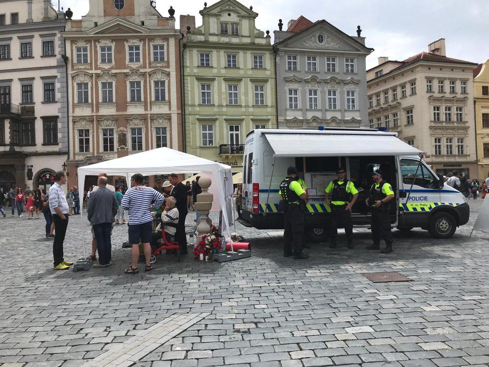 Sochař Váňa se sloup pokusil postavit na náměstí už v červnu 2019, tehdy ale neměl potřebná povolení.