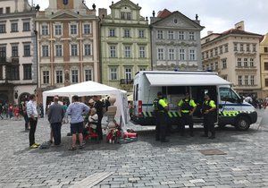 Sochař Váňa strávil na Staroměstském náměstí celou noc. (16. června 2019)