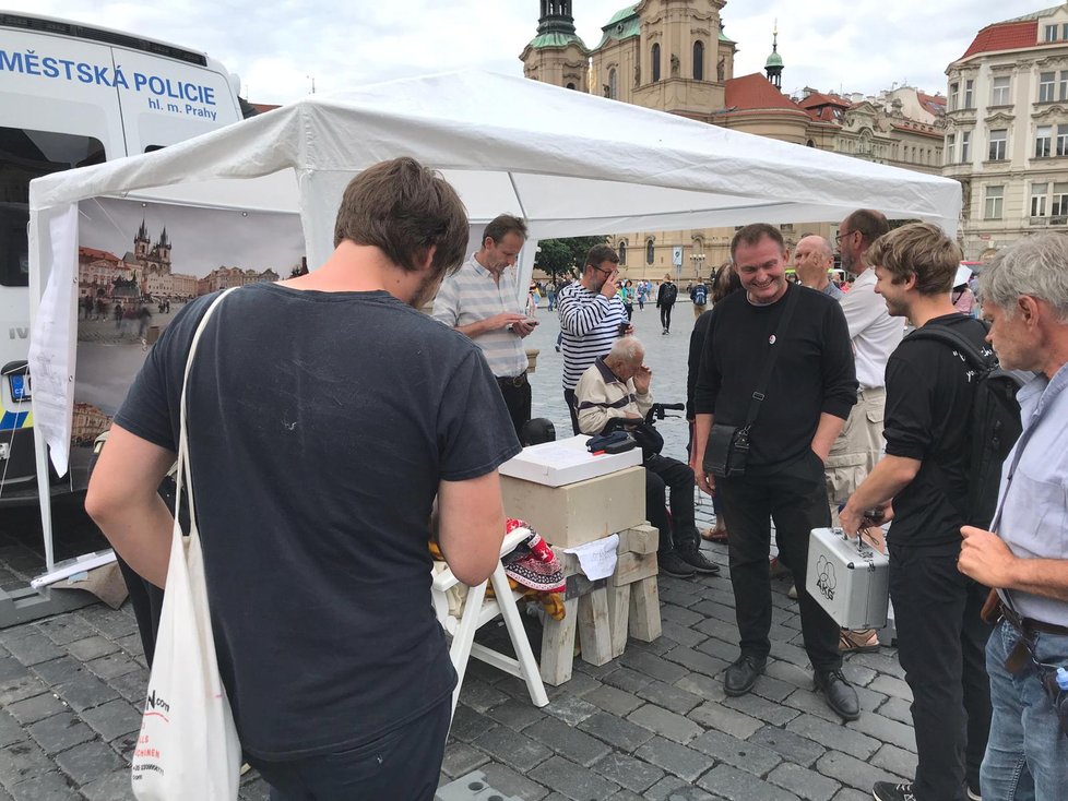 Sochař Váňa strávil na Staroměstském náměstí celou noc. (16. června 2019)