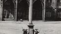 Historické fotografie Mariánského sloupu na Staroměstském náměstí