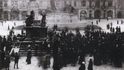 Historické fotografie Mariánského sloupu na Staroměstském náměstí