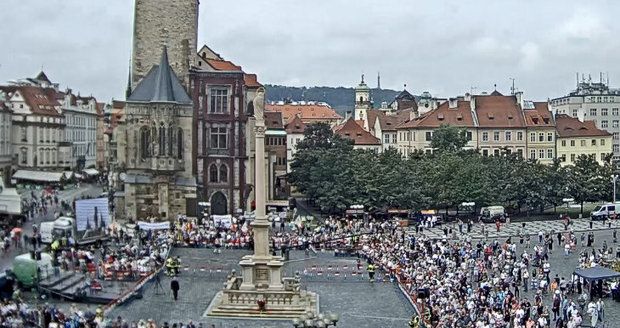 Stovky lidí na Staroměstském náměstí, 15. srpna 2020