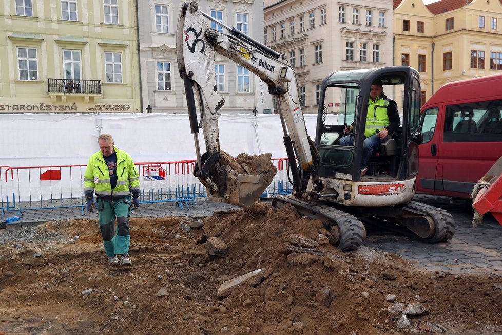 Sochař Petr Váňa se svým týmem 18. února 2020 odkryli původní základy Mariánského sloupu.