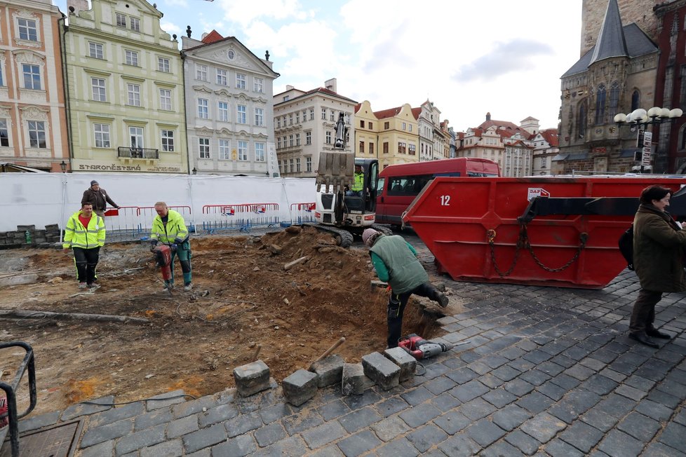 Sochař Petr Váňa se svým týmem 18. února 2020 odkryli původní základy Mariánského sloupu.