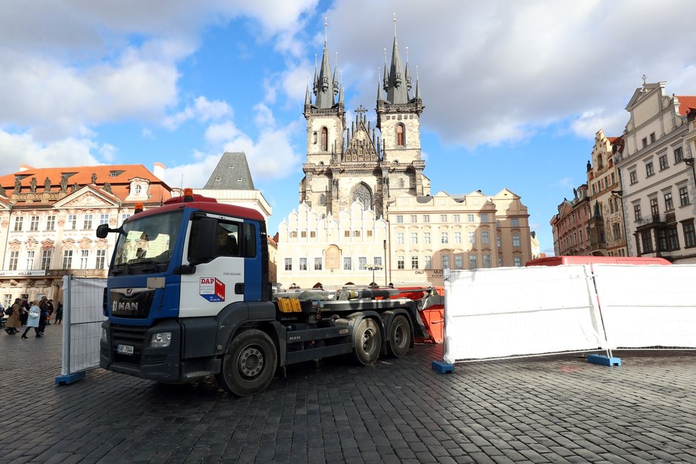 Sochař Petr Váňa se svým týmem 18. února 2020 odkryli původní základy Mariánského sloupu.