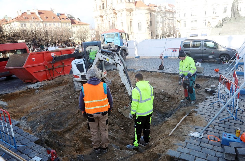 Sochař Petr Váňa se svým týmem 18. února 2020 odkryli původní základy Mariánského sloupu.