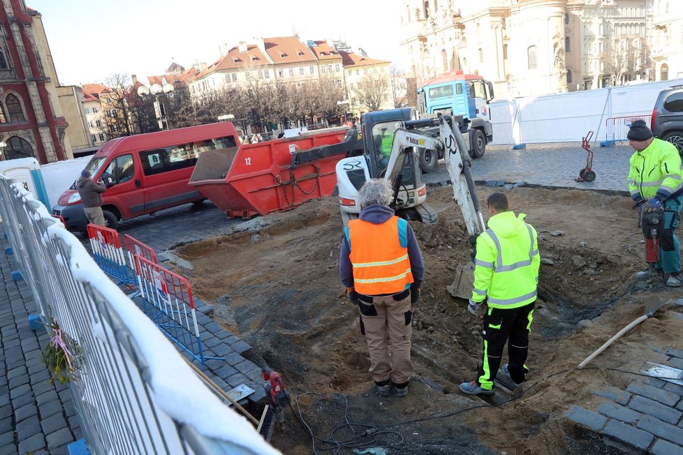 Sochař Petr Váňa se svým týmem 18. února 2020 odkryli původní základy Mariánského sloupu.