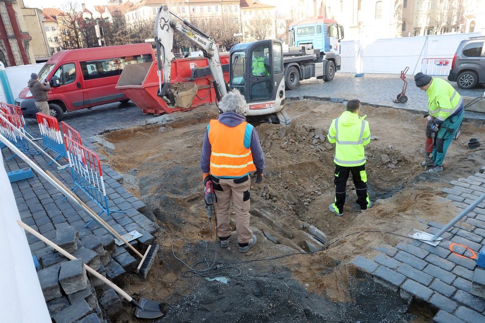 Sochař Petr Váňa se svým týmem 18. února 2020 odkryli původní základy Mariánského sloupu.