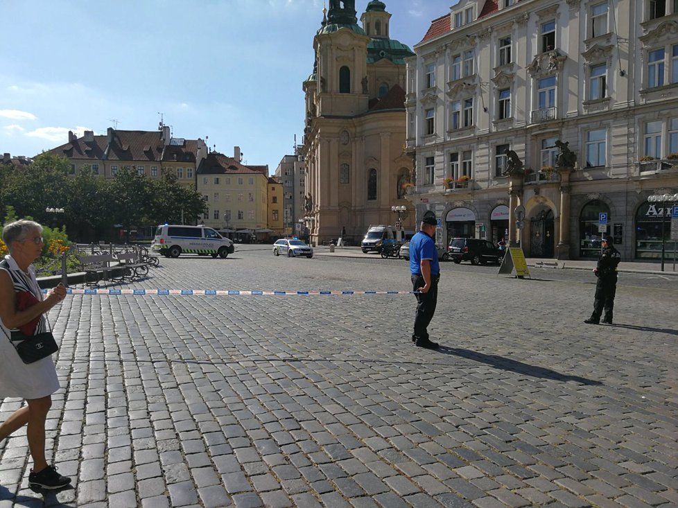 Část Staroměstského náměstí obehnali páskou kvůli podezřelému zavazadlu.