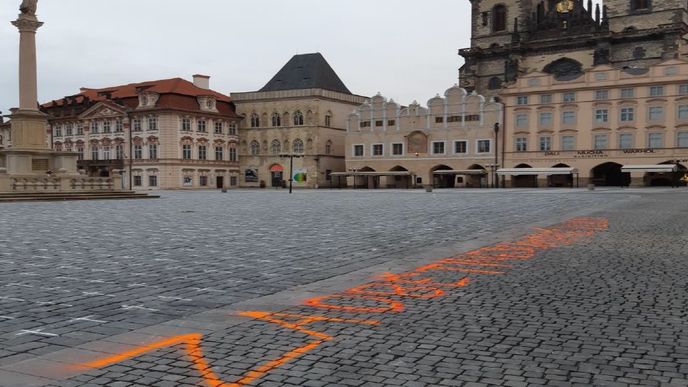 Na dlažbě Staroměstského náměstí v Praze se u křížů připomínající oběti covidu objevil nápis Za oběti neschopné vlády.