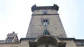 Věž Staroměstské radnice z pohledu lidí dole