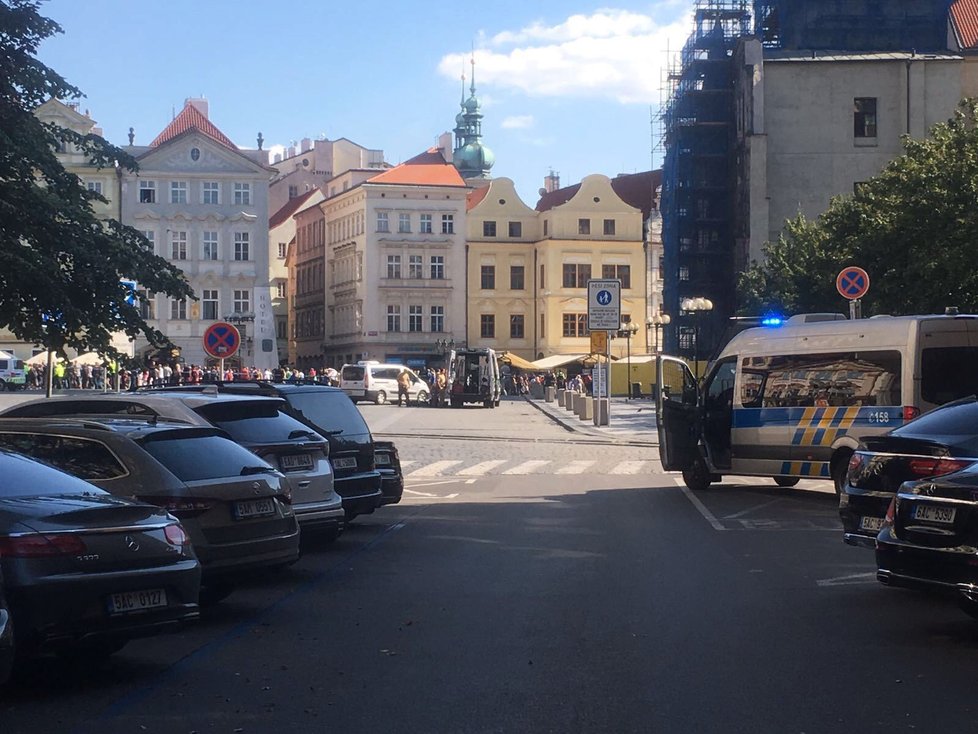 Část Staroměstského náměstí obehnali páskou kvůli podezřelému zavazadlu.