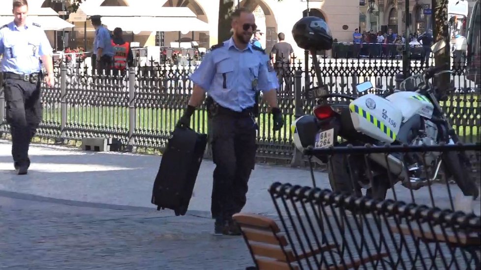 Policejní pyrotechnik na Staroměstském náměstí prověřoval kufr, ke kterému se nikdo nehlásil.