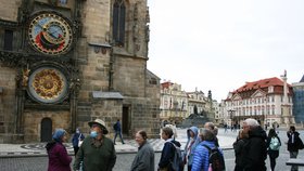 Hloučky turistů na Staroměstském náměstí (7. října 2021)