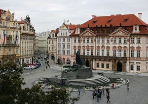 Hloučky turistů na Staroměstském náměstí (7. října 2021)