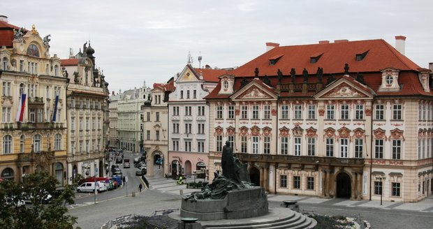 Hloučky turistů na Staroměstském náměstí (7. října 2021)