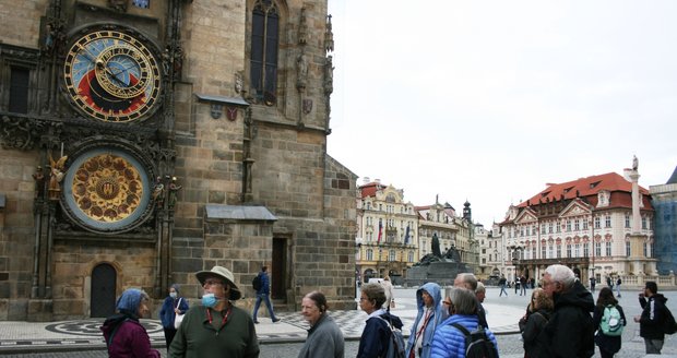 Hloučky turistů na Staroměstském náměstí (7. října 2021)