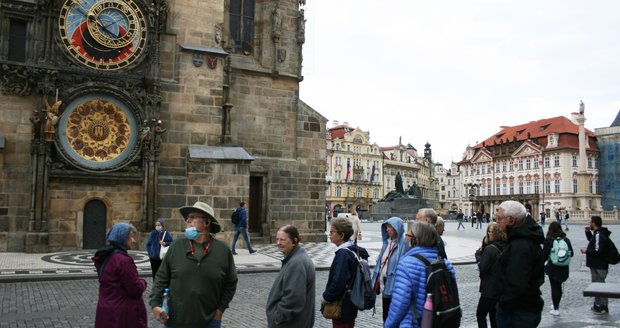 Hloučky turistů na Staroměstském náměstí (7. října 2021) Hloučky turistů na Staroměstském náměstí (7. října 2021)