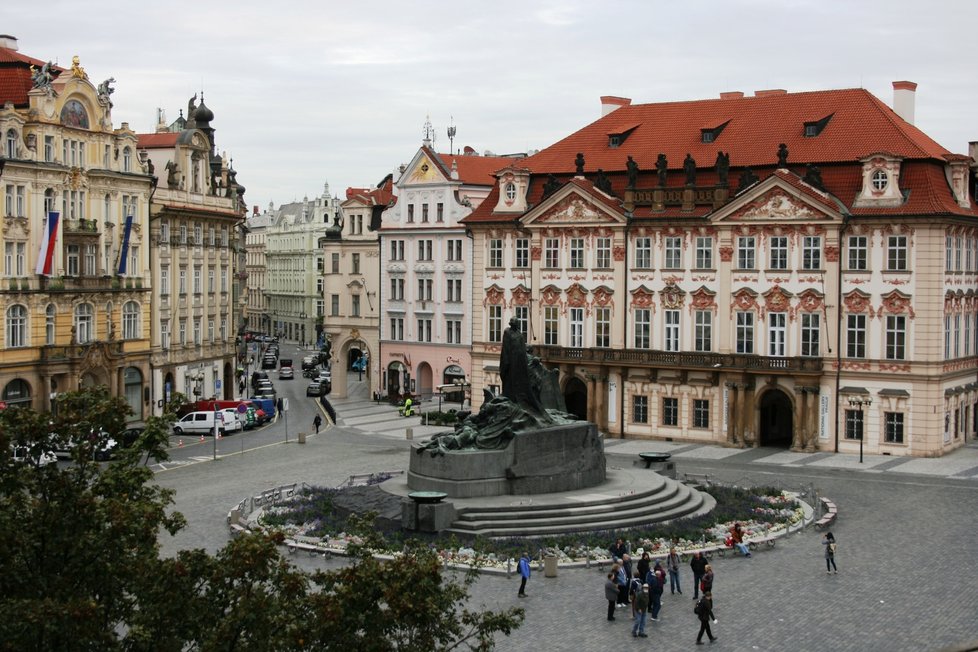 Hloučky turistů na Staroměstském náměstí (7. října 2021)