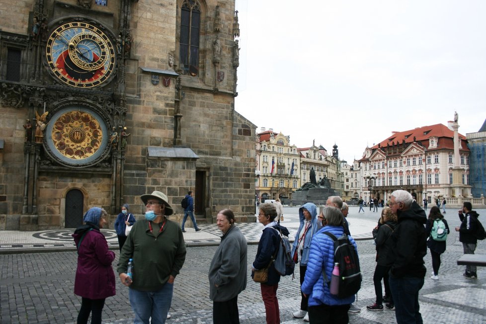 Hloučky turistů na Staroměstském náměstí (7. října 2021)