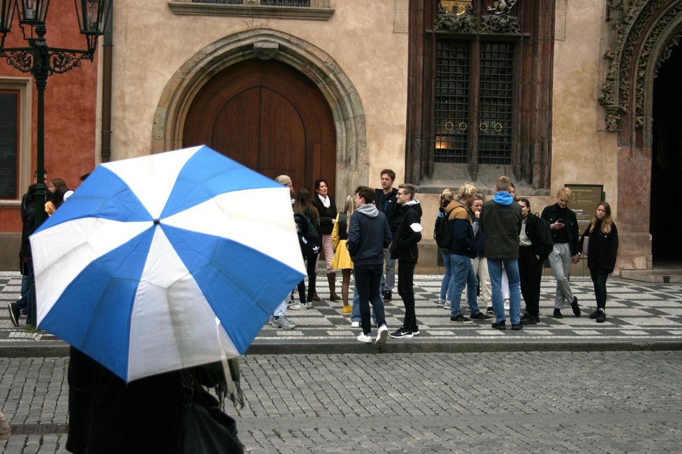 Hloučky turistů na Staroměstském náměstí (7. října 2021)