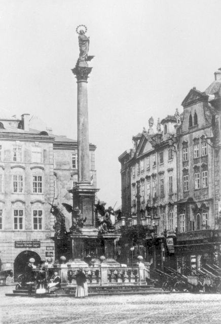 Mariánský sloup na Staroměstském náměstí v Praze roku 1885.