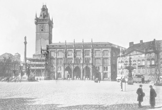 Staroměstské náměstí s mariánským sloupem mezi roky 1885 - 1890.