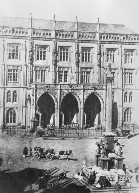 Mariánský sloup na Staroměstském náměstí na historickém snímku.