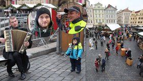 Lidé na Staroměstském náměstí v Praze strach nemají.