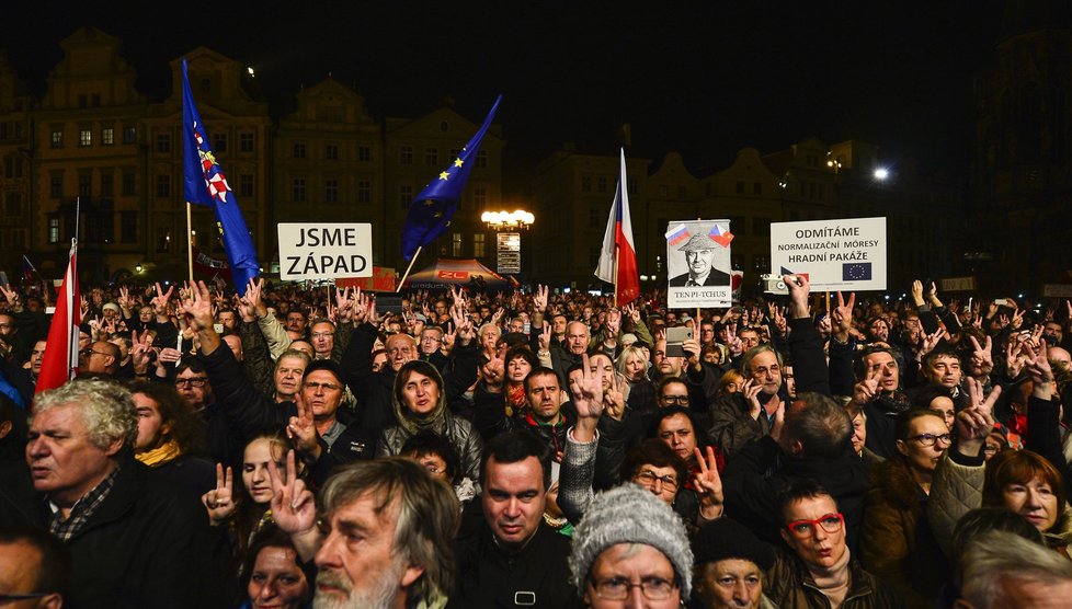 Na Staroměstské náměstí v Praze se konala oslava 28. října, kterou svolal jako alternativu k oficiálním oslavám na Pražském hradě místopředseda Sněmovny a šéf STAN Petr Gazdík.