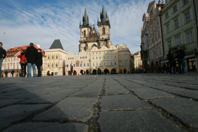 Tady popravoval - Staroměstské náměstí v Praze. Tady Mydlář 21. června 1621 sťal hlavy dvaceti sedmi českým pánům.