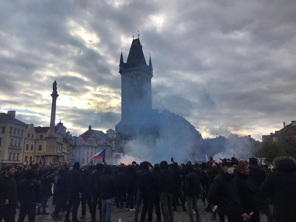 Na Staroměstském náměstí po skončení protestu proti vládním opatřením házeli protestující dýmovnice.