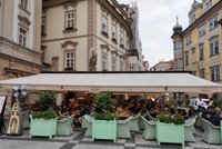 Restaurace nedodržují pravidla pro předzahrádky: Praha přitvrdí při vymáhání pravidel