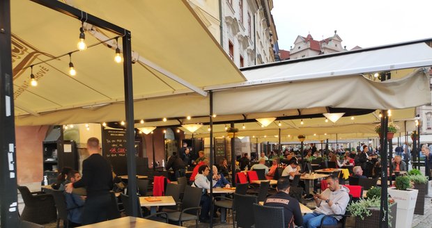 Restaurace na Staroměstském náměstí nemají venkovní topiče. Srpen 2022.