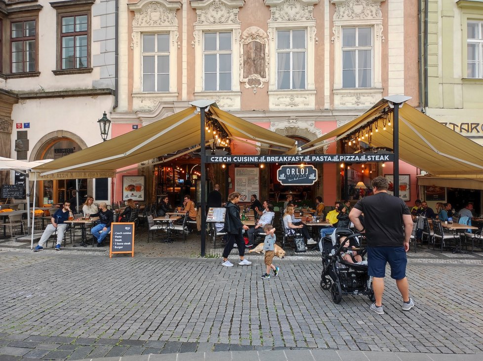 Restaurace na Staroměstském náměstí nemají venkovní topiče. Srpen 2022.