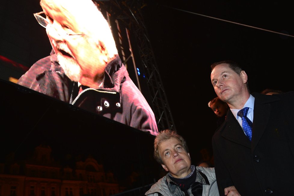 Protest na Staroměstském náměstí (28. 10. 2016): Petr Gazdík a Dana Drábová