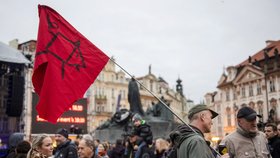 Protest na Staroměstském náměstí 28. 10.: Účastníci si přinesli i rudé trenky