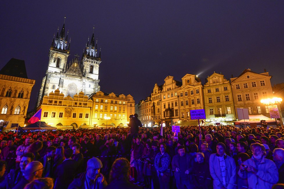 Demonstrace na Staroměstském náměstí (28. 10. 2016)